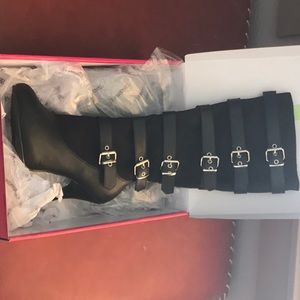 Women’s buckle boots